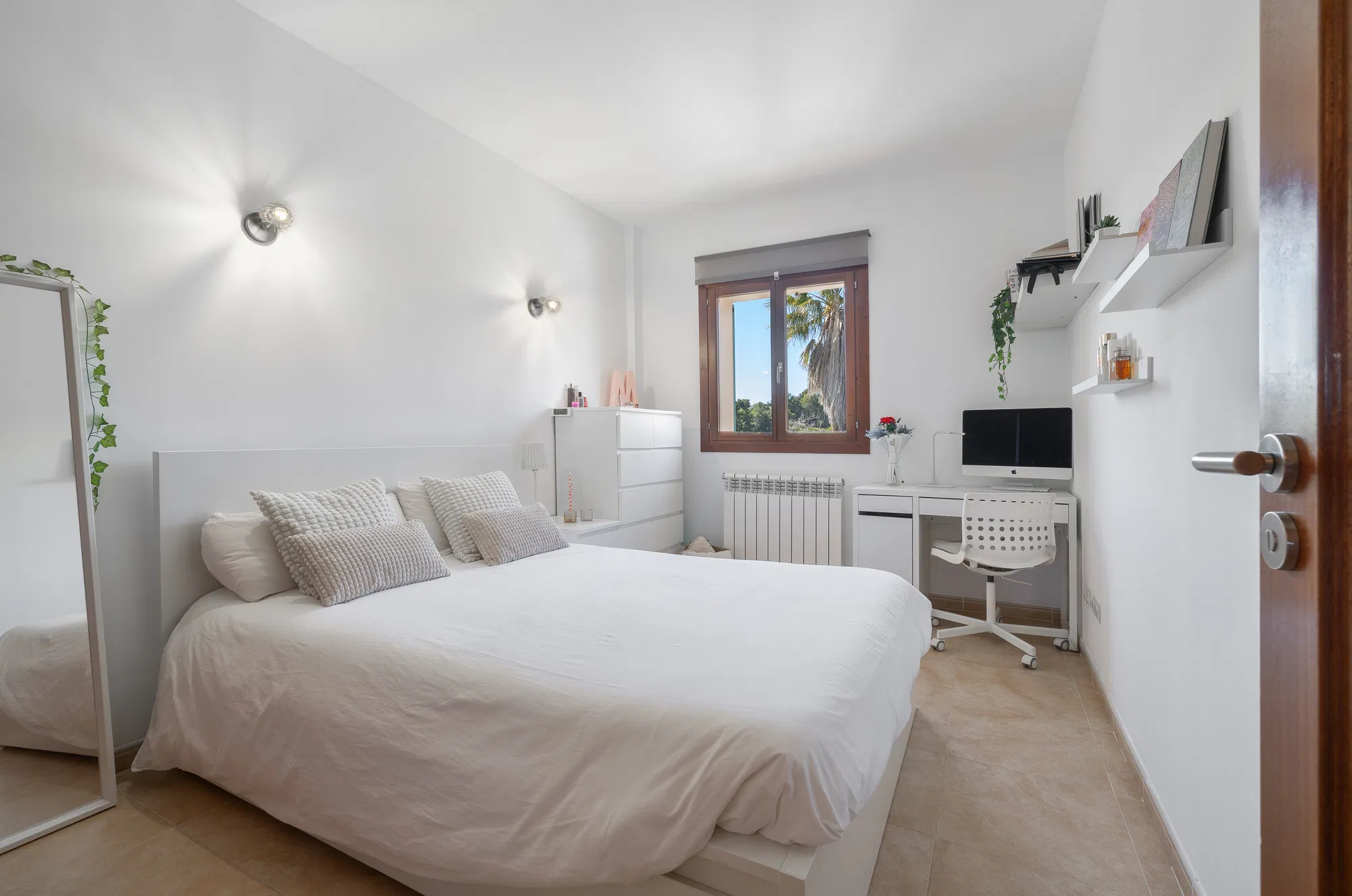 Charming rowhouse with pool & mountain views-12