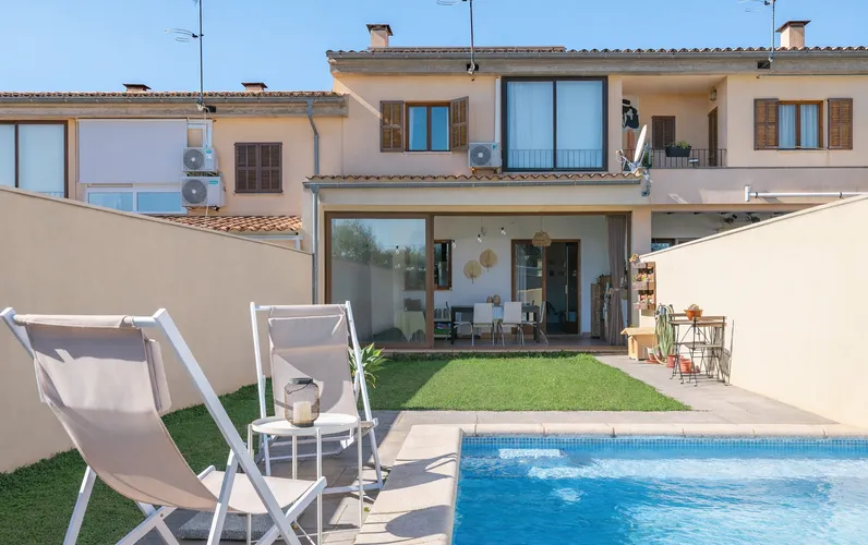 Charmante maison mitoyenne avec piscine et vue sur la montagne