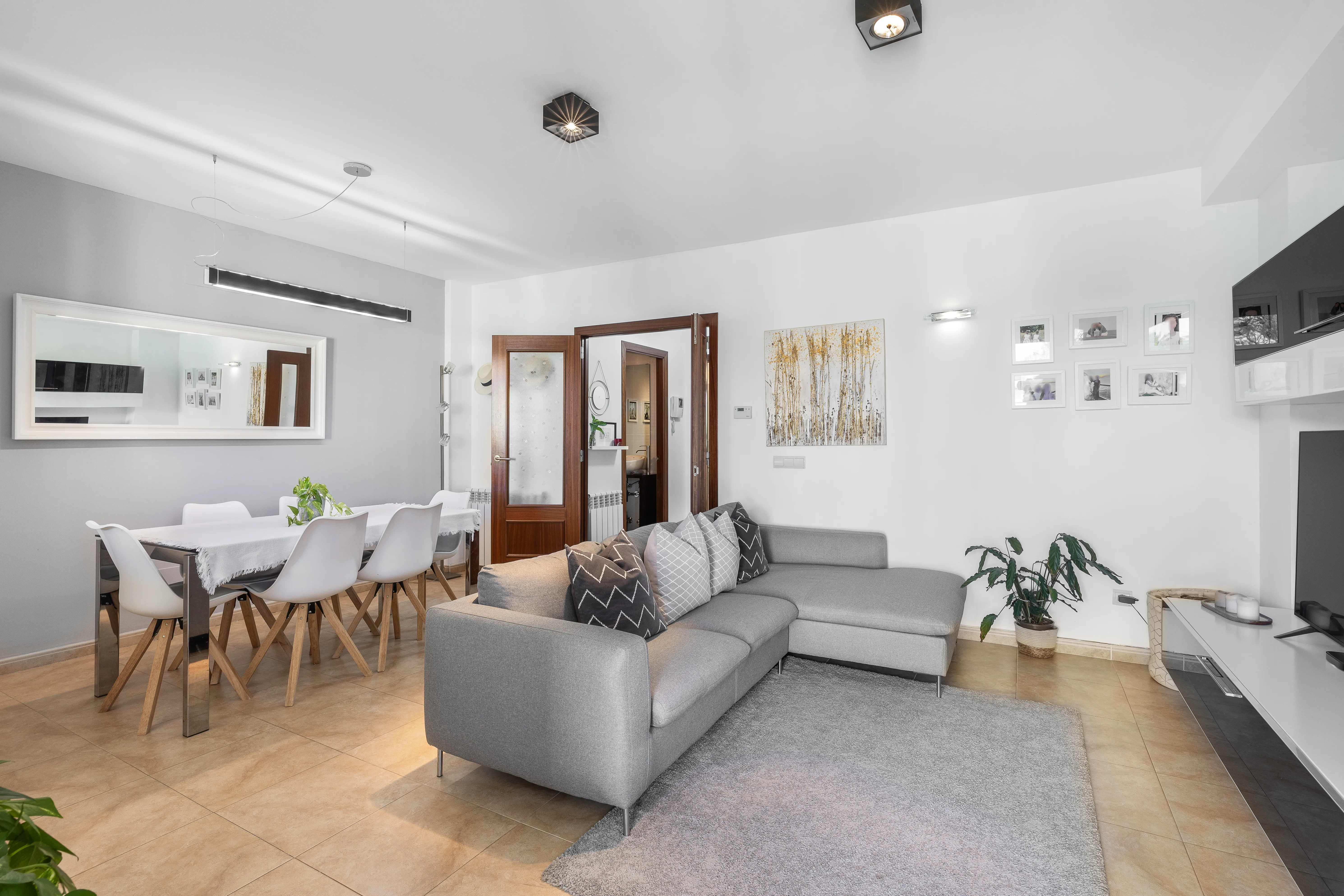 Charmant rijtjeshuis met zwembad & uitzicht op de bergen-6