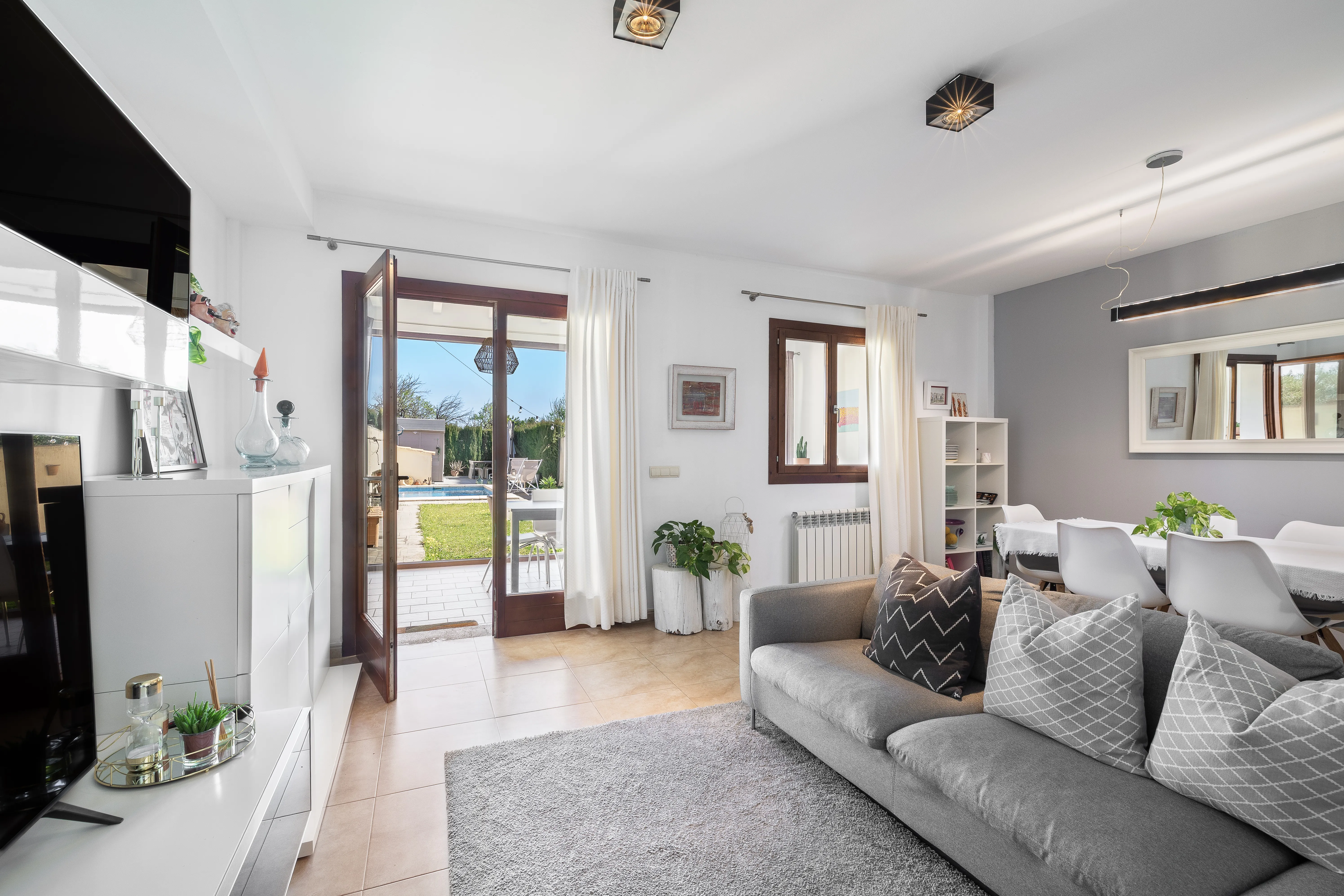 Charmant rijtjeshuis met zwembad & uitzicht op de bergen-7