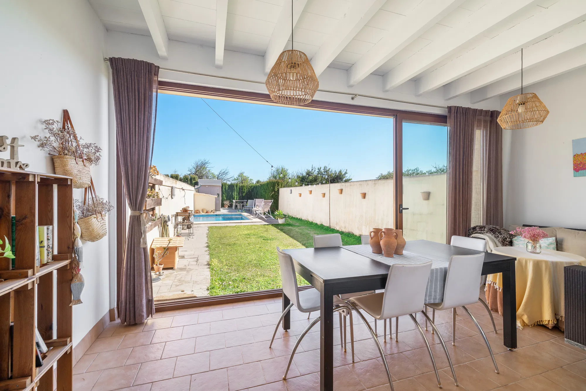 Charming rowhouse with pool & mountain views-15