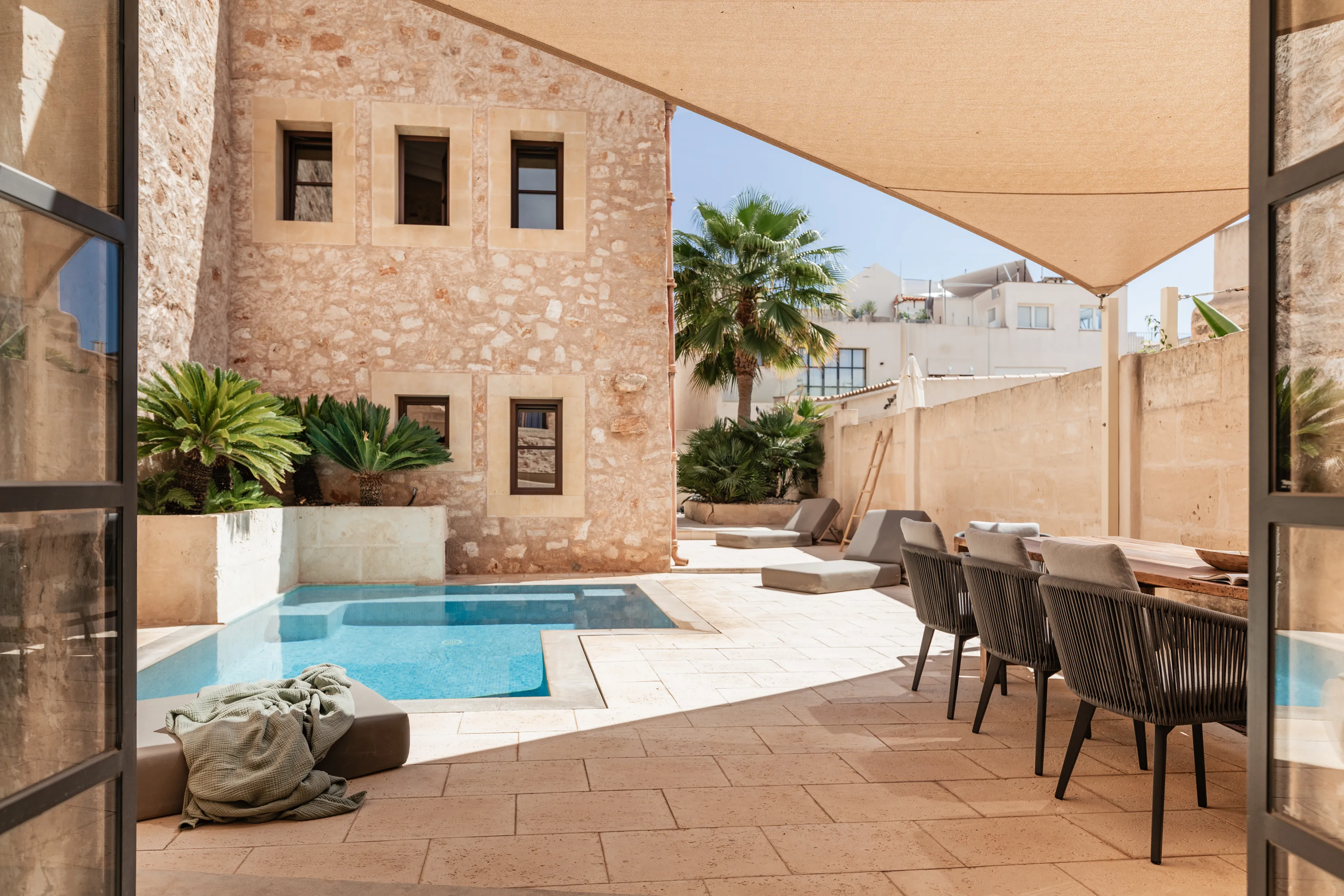 Elegant casa urbana amb casa d'hostes separada-1