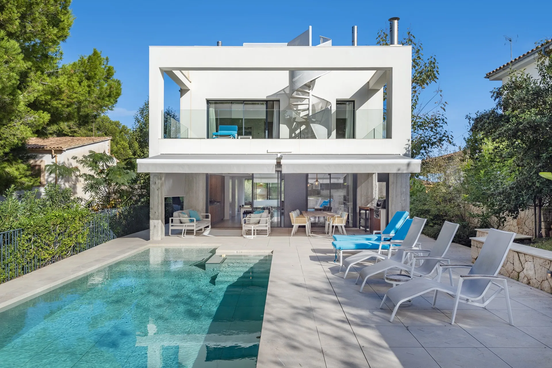 Excepcional vivienda ultramoderna de 4 dormitorios, a pocos pasos de una impresionante playa de arena-1