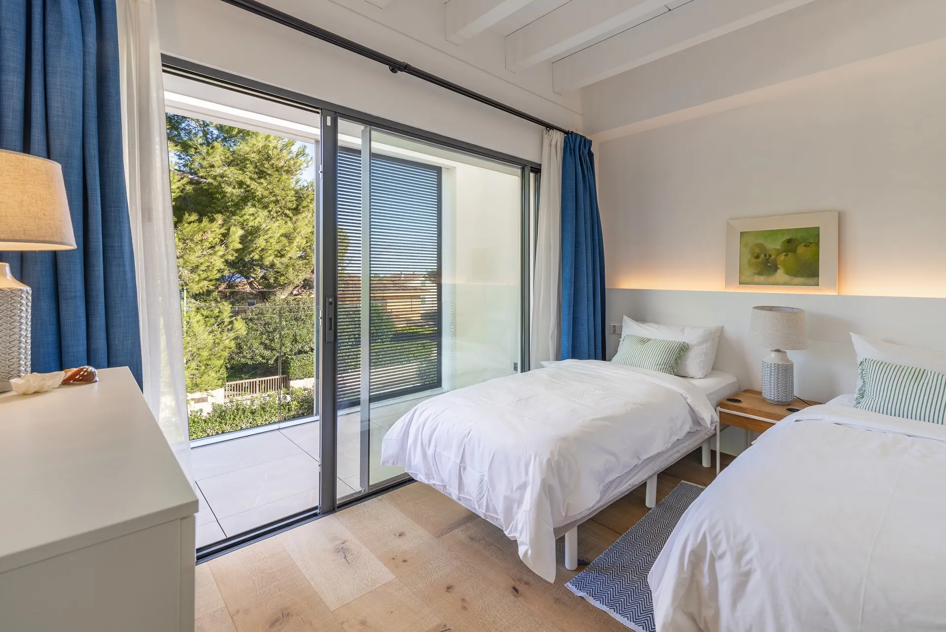 Фантастический, современный пляжный дом на Майорке-16