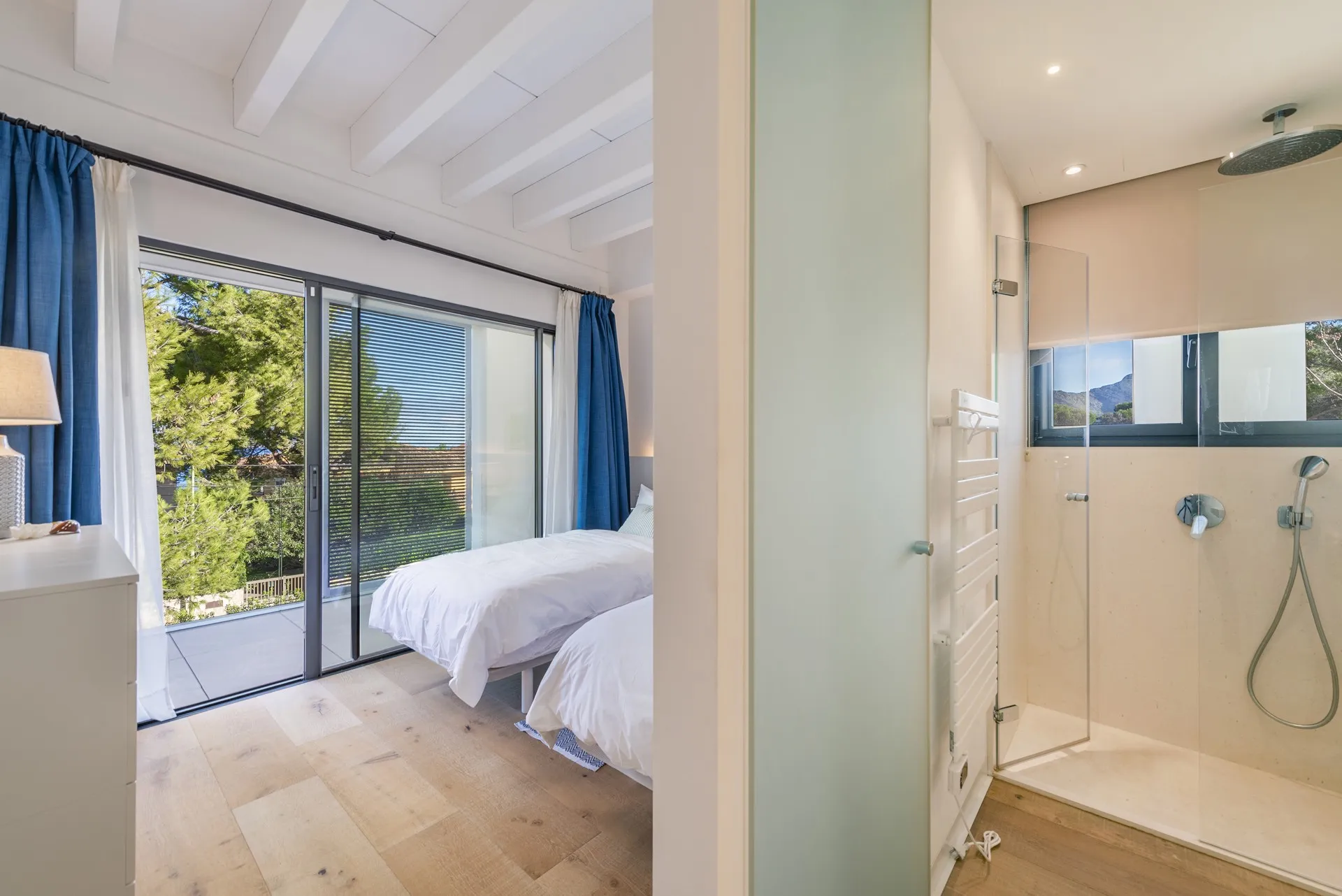 Фантастический, современный пляжный дом на Майорке-18