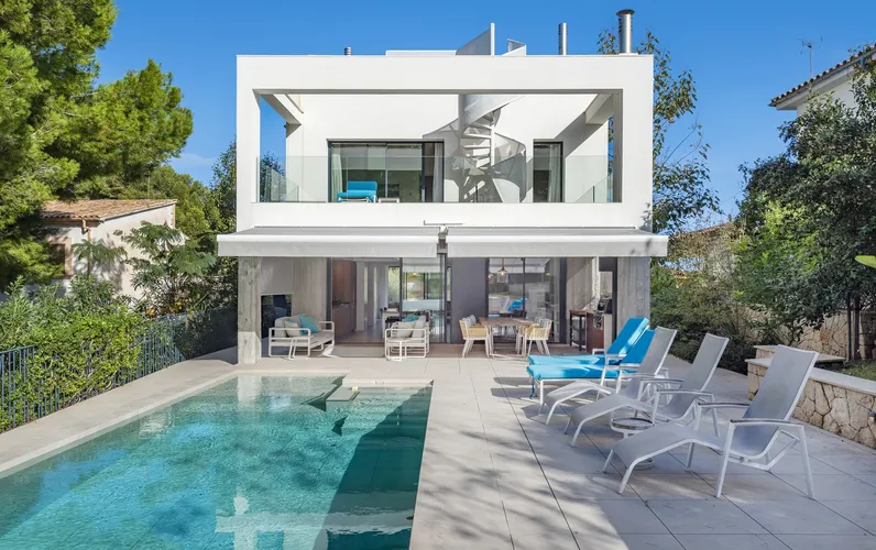 Maison ultra-moderne exceptionnelle de 4 chambres, à seulement quelques pas d’une magnifique plage de sable