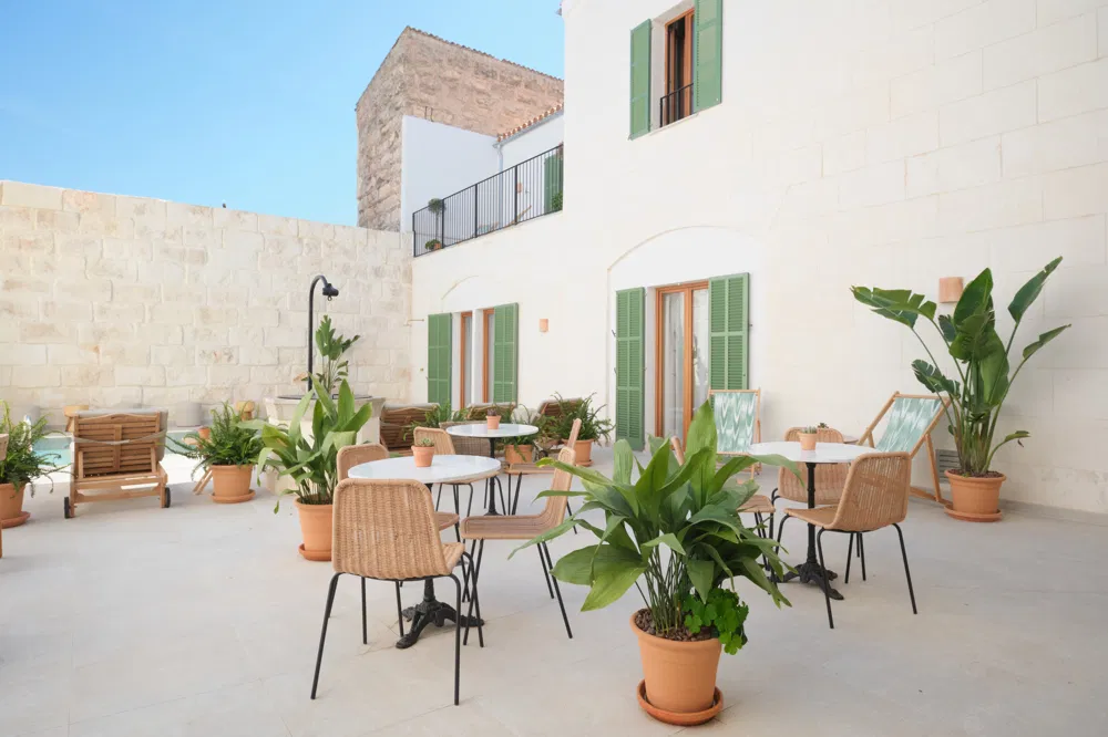 Modern hotel with authentic charm and 18 double rooms-3