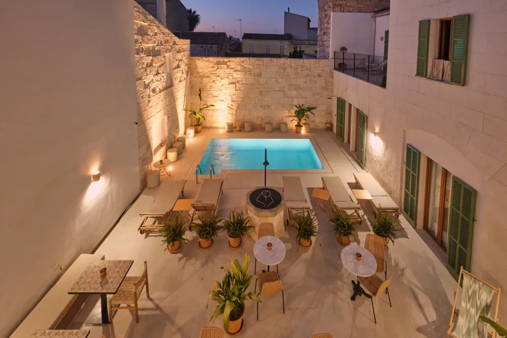 Modern hotel with authentic charm and 18 double rooms-21