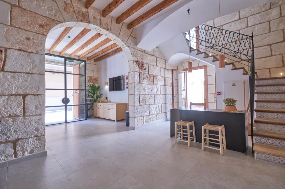 Modern hotel with authentic charm and 18 double rooms-6