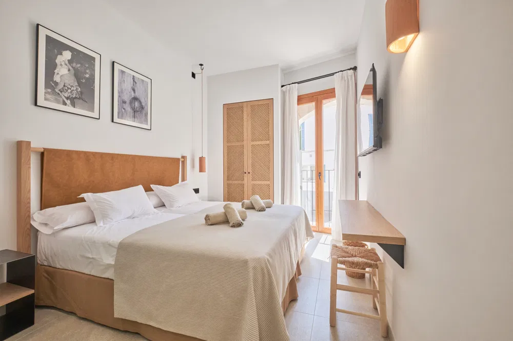Modern hotel with authentic charm and 18 double rooms-14