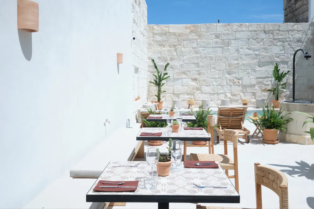 Modern hotel with authentic charm and 18 double rooms-4