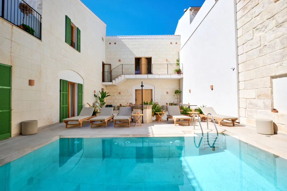 Modern hotel with authentic charm and 18 double rooms-1