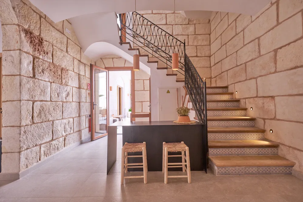 Modern hotel with authentic charm and 18 double rooms-7