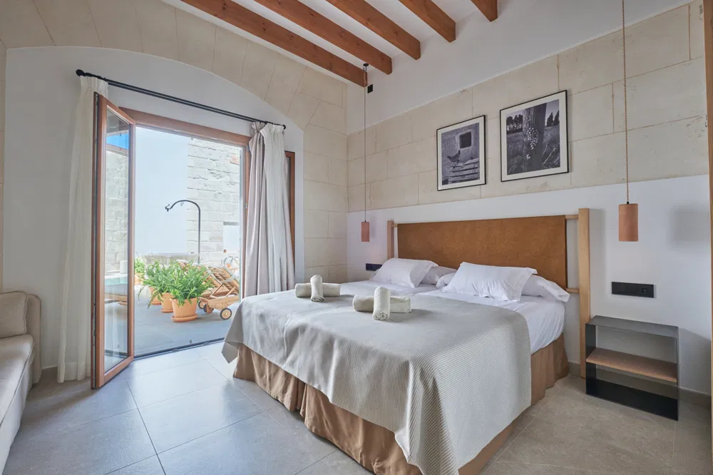 Modern hotel with authentic charm and 18 double rooms-13