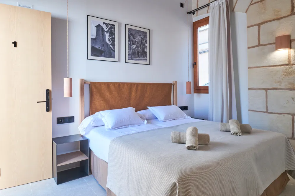 Modern hotel with authentic charm and 18 double rooms-16
