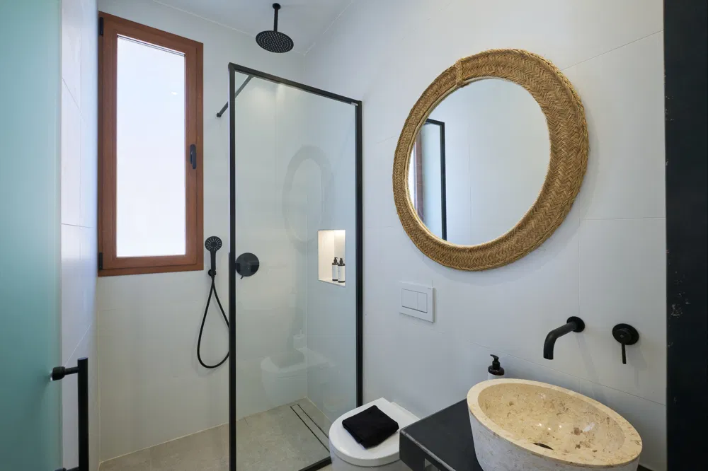 Modern hotel with authentic charm and 18 double rooms-12