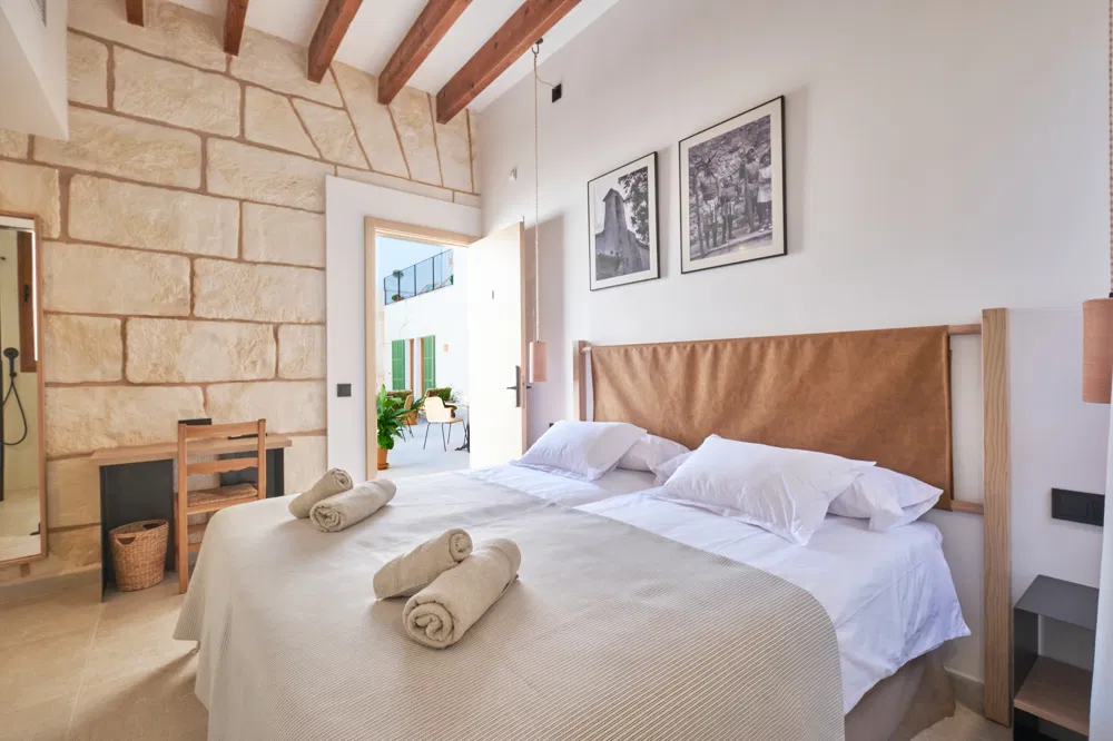 Modern hotel with authentic charm and 18 double rooms-11