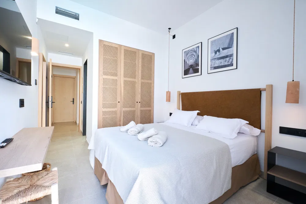 Modern hotel with authentic charm and 18 double rooms-15