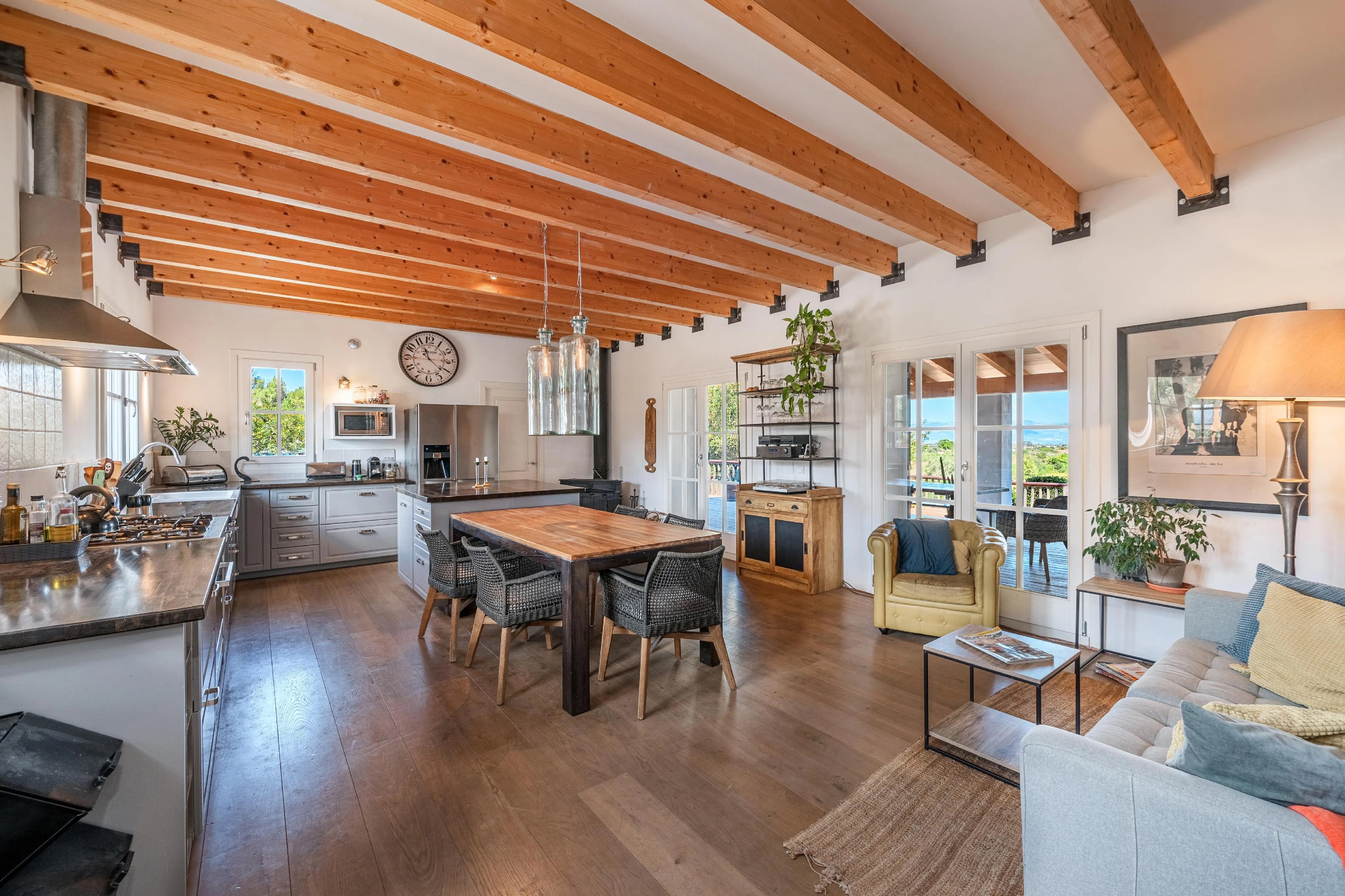 Udsøgt landsted med betagende udsigt over bjergene-7