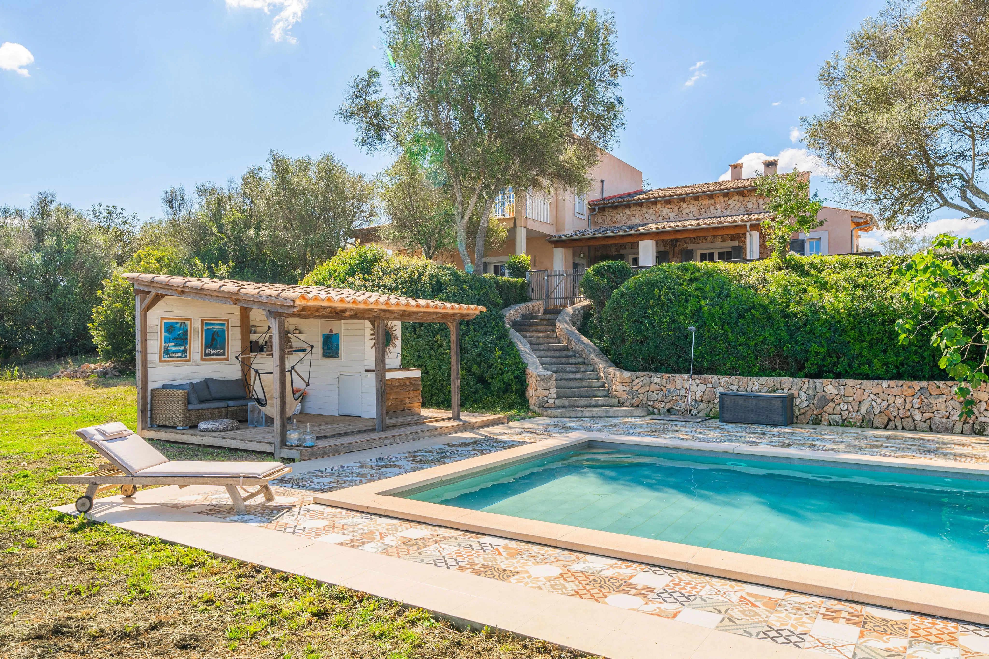 Udsøgt landsted med betagende udsigt over bjergene-1