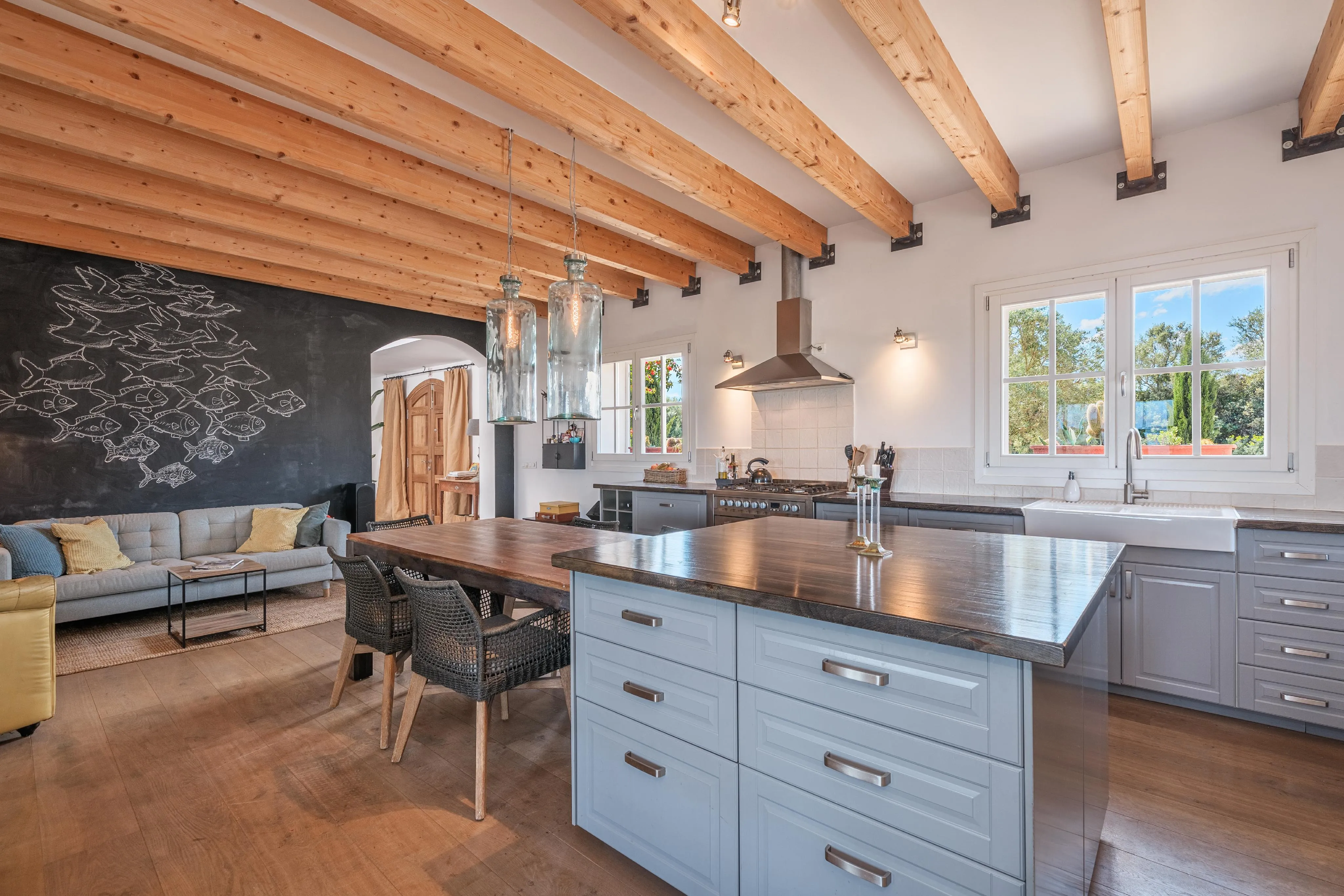 Udsøgt landsted med betagende udsigt over bjergene-8