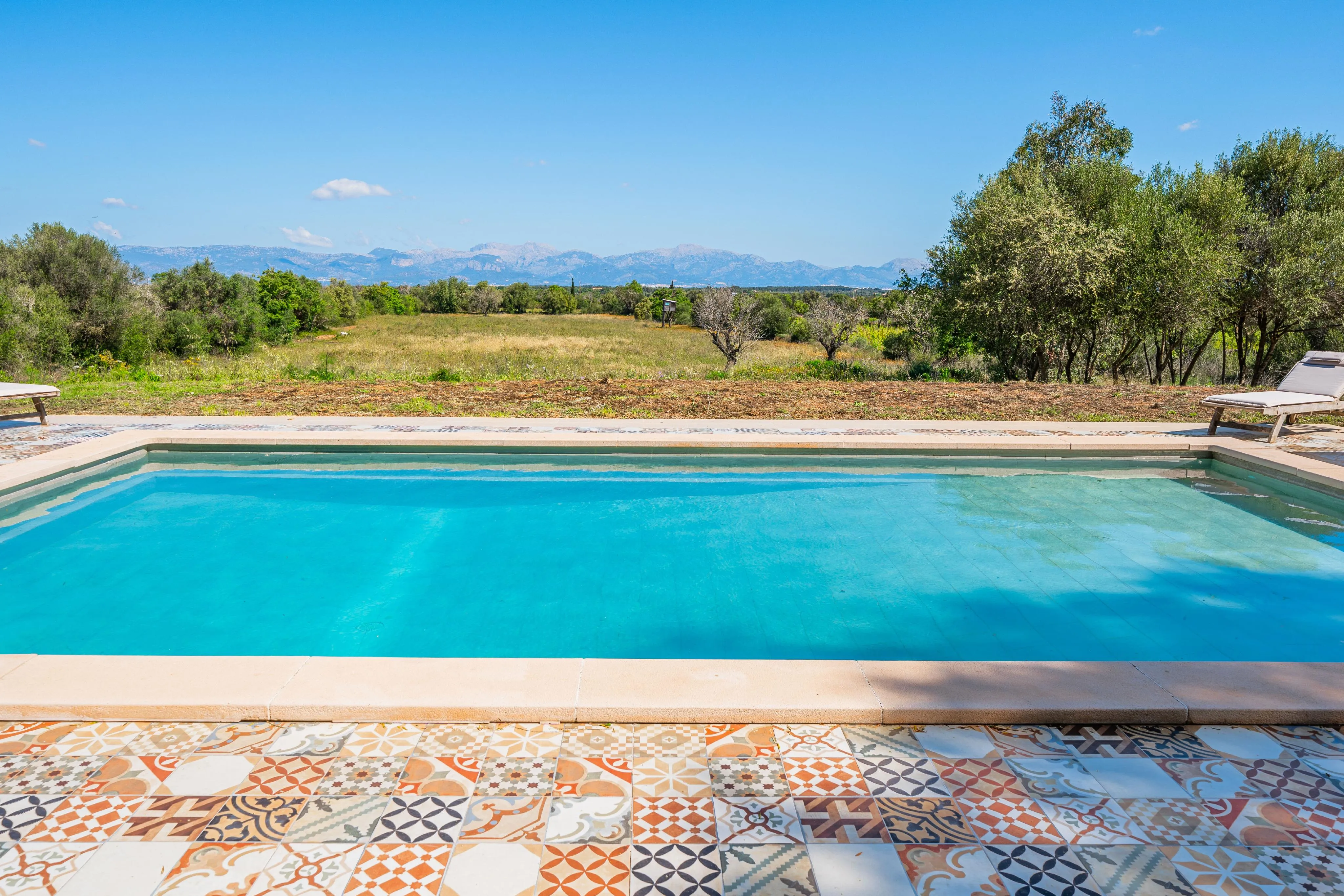 Udsøgt landsted med betagende udsigt over bjergene-2