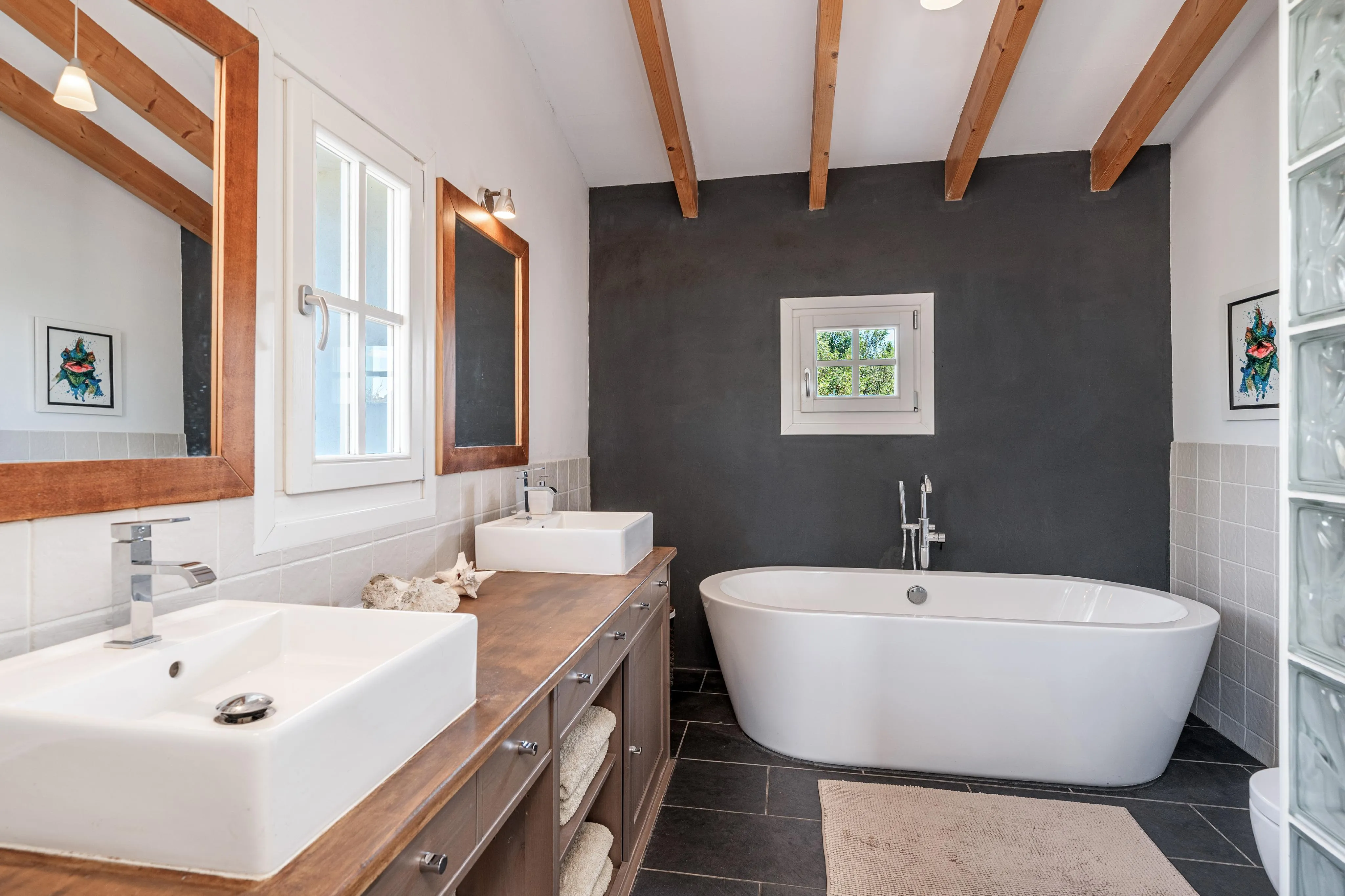 Udsøgt landsted med betagende udsigt over bjergene-10