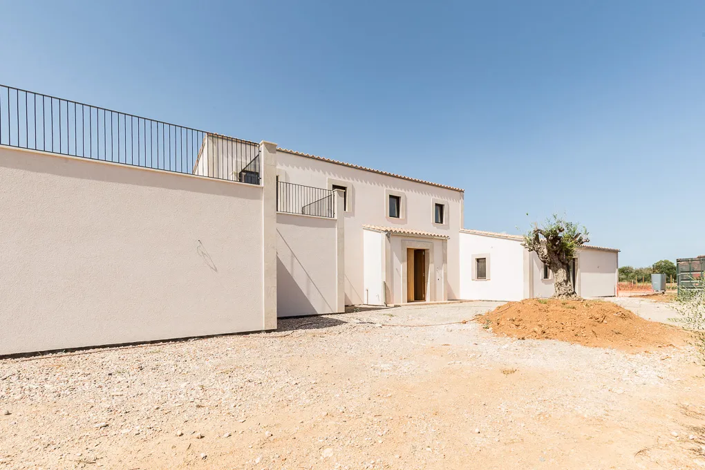 Moderna casa de camp de nova construcció-15