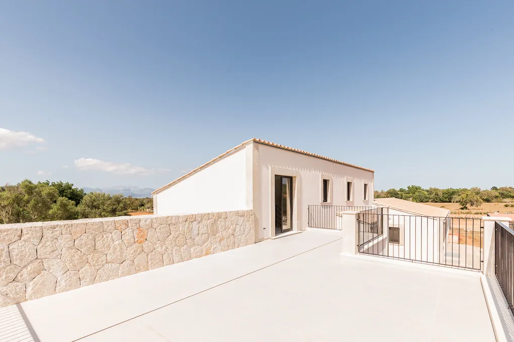 Moderna casa de camp de nova construcció-7