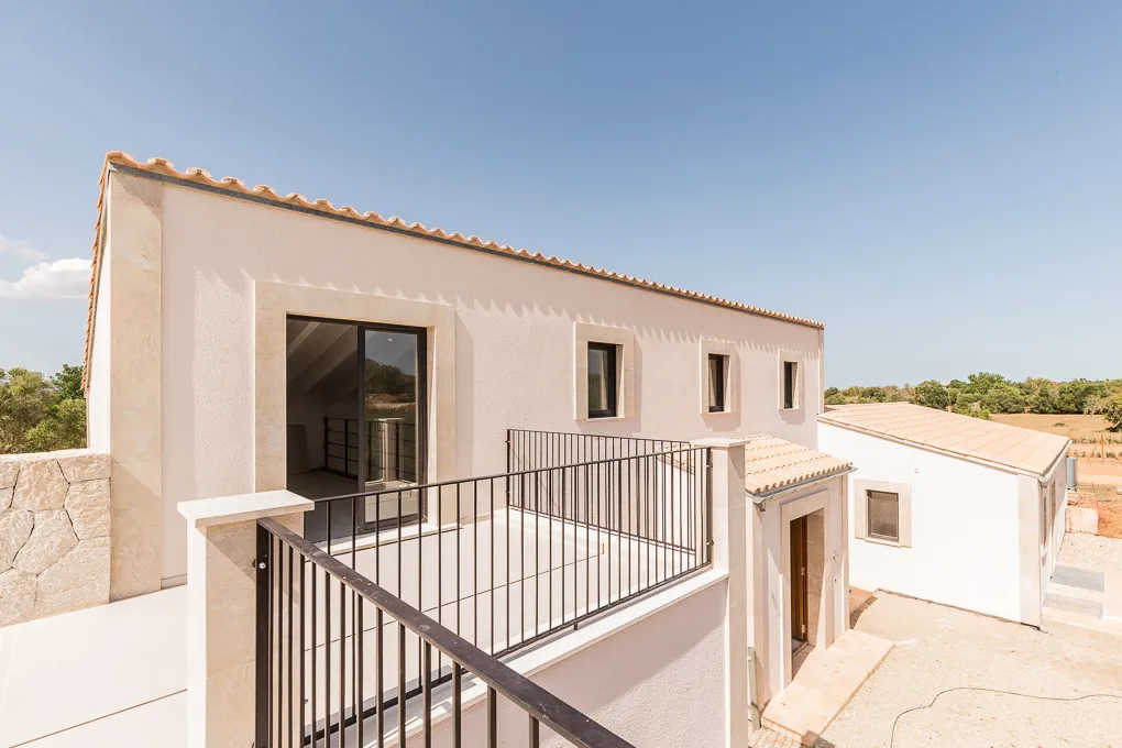 Moderna casa de camp de nova construcció-8