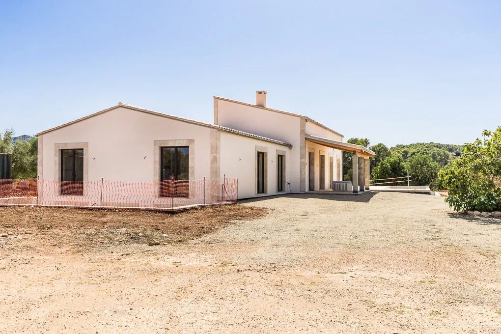 Moderna casa de camp de nova construcció-14