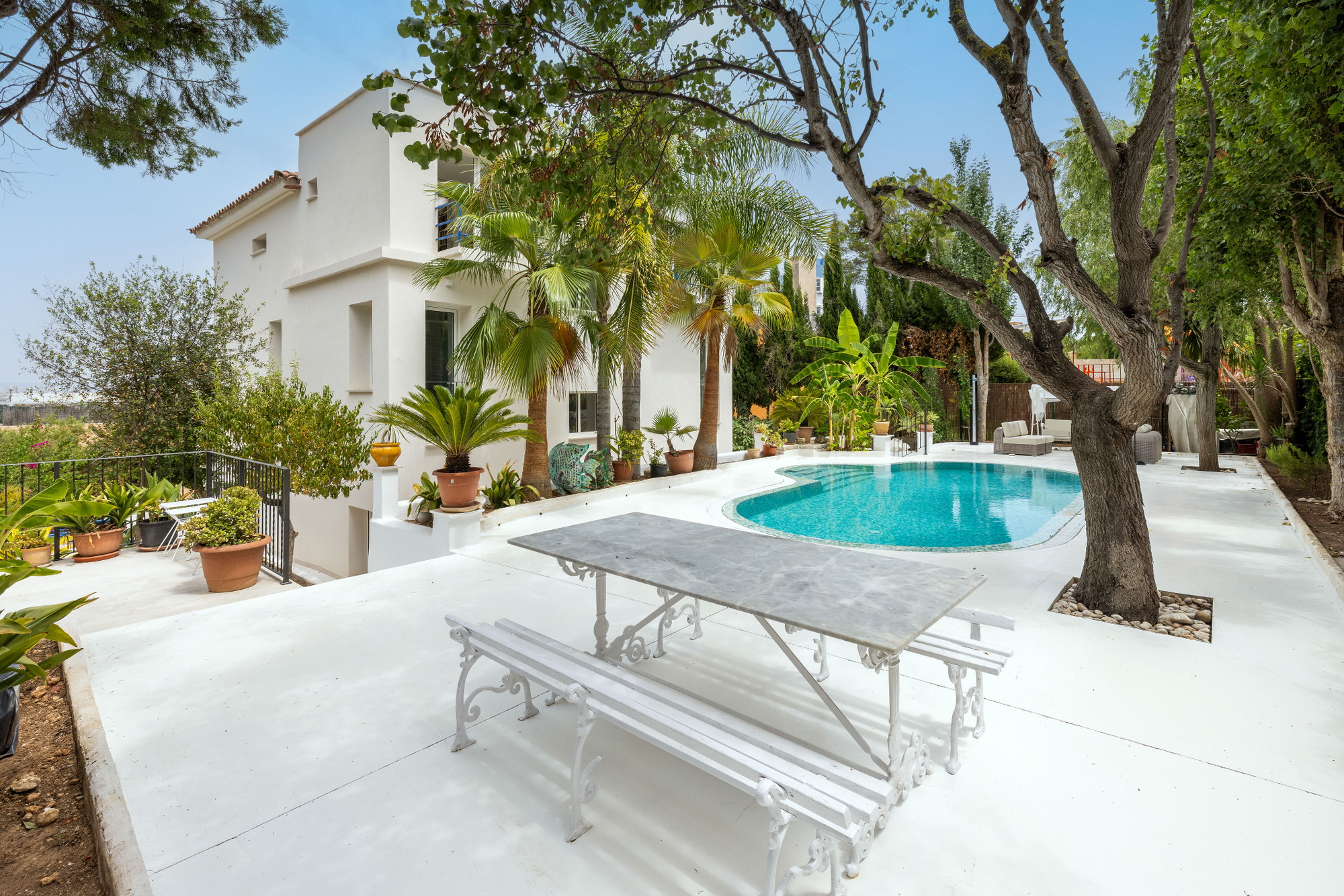 Beautifully renovated central house in Palma with Pool, Lush Garden & Cathedral Views-3