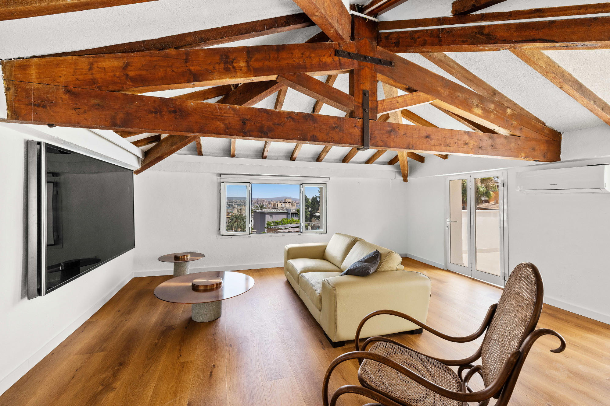 Beautifully renovated central house in Palma with Pool, Lush Garden & Cathedral Views-10