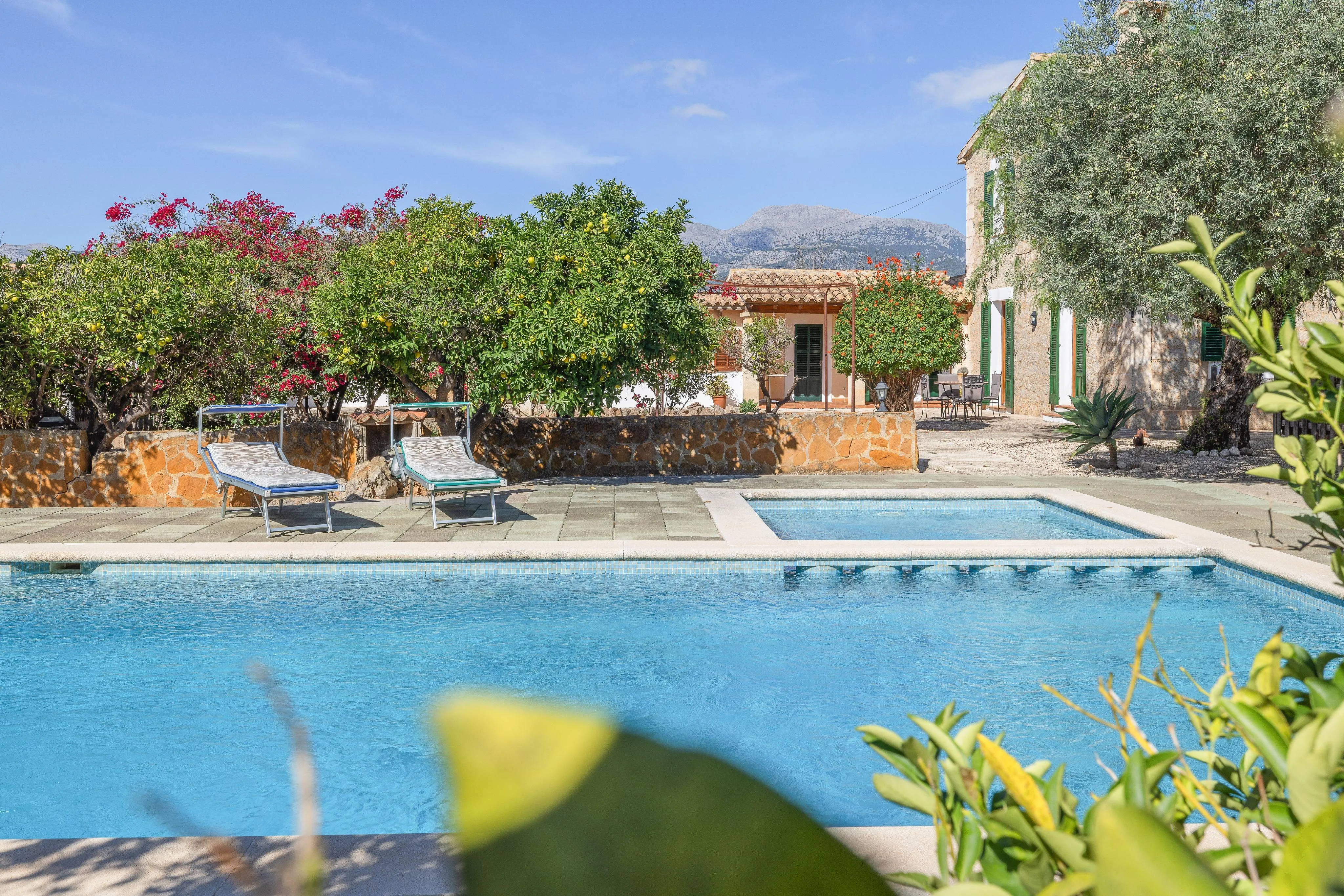 Landhus med pool tæt på Inca-1