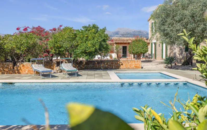Landhuis met zwembad aan de rand van Inca