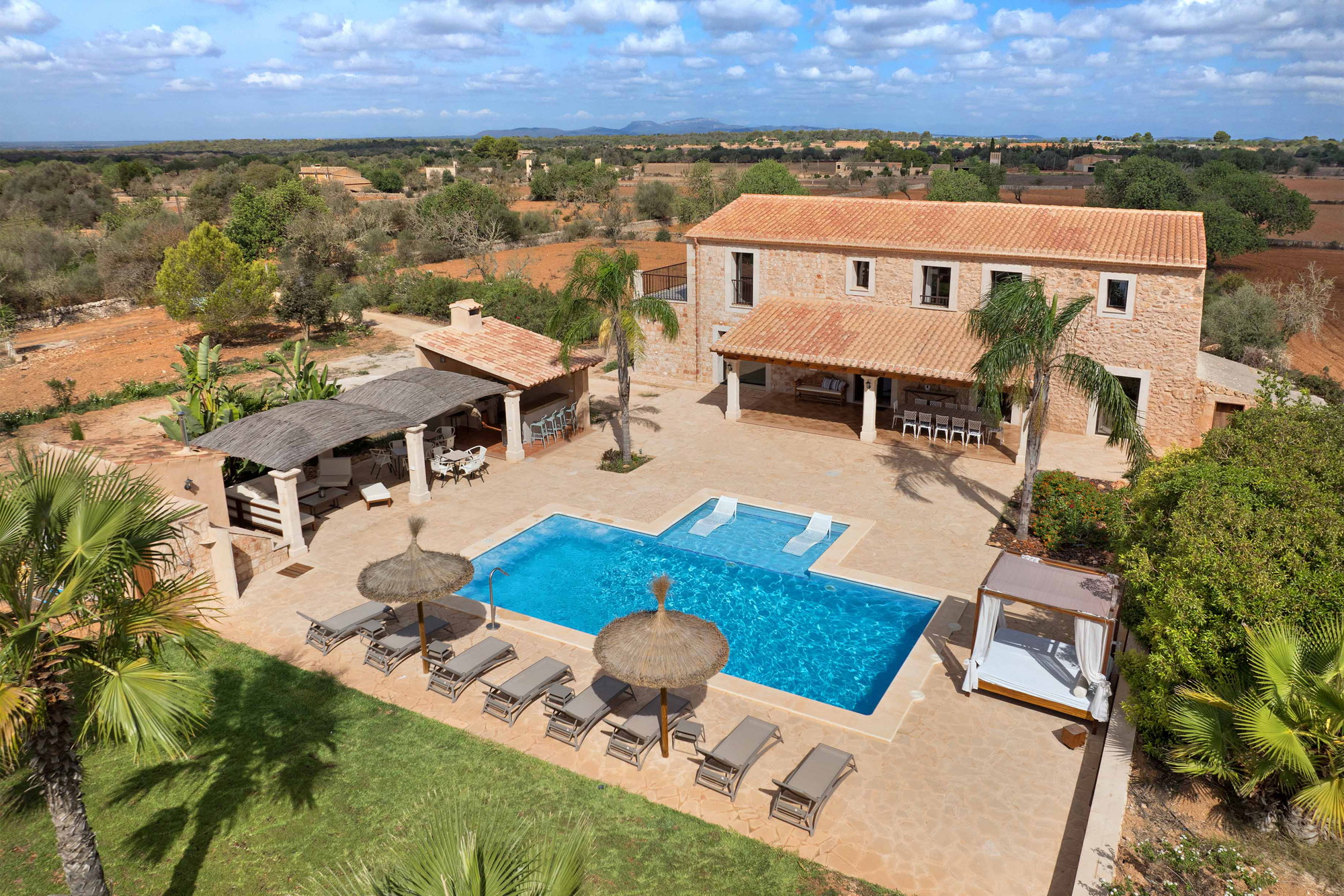 Finca de piedra natural con gran piscina y mucha privacidad