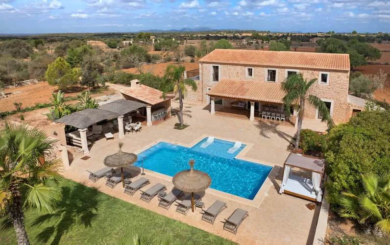 Finca z kamienia naturalnego z dużym basenem i dużą prywatnością