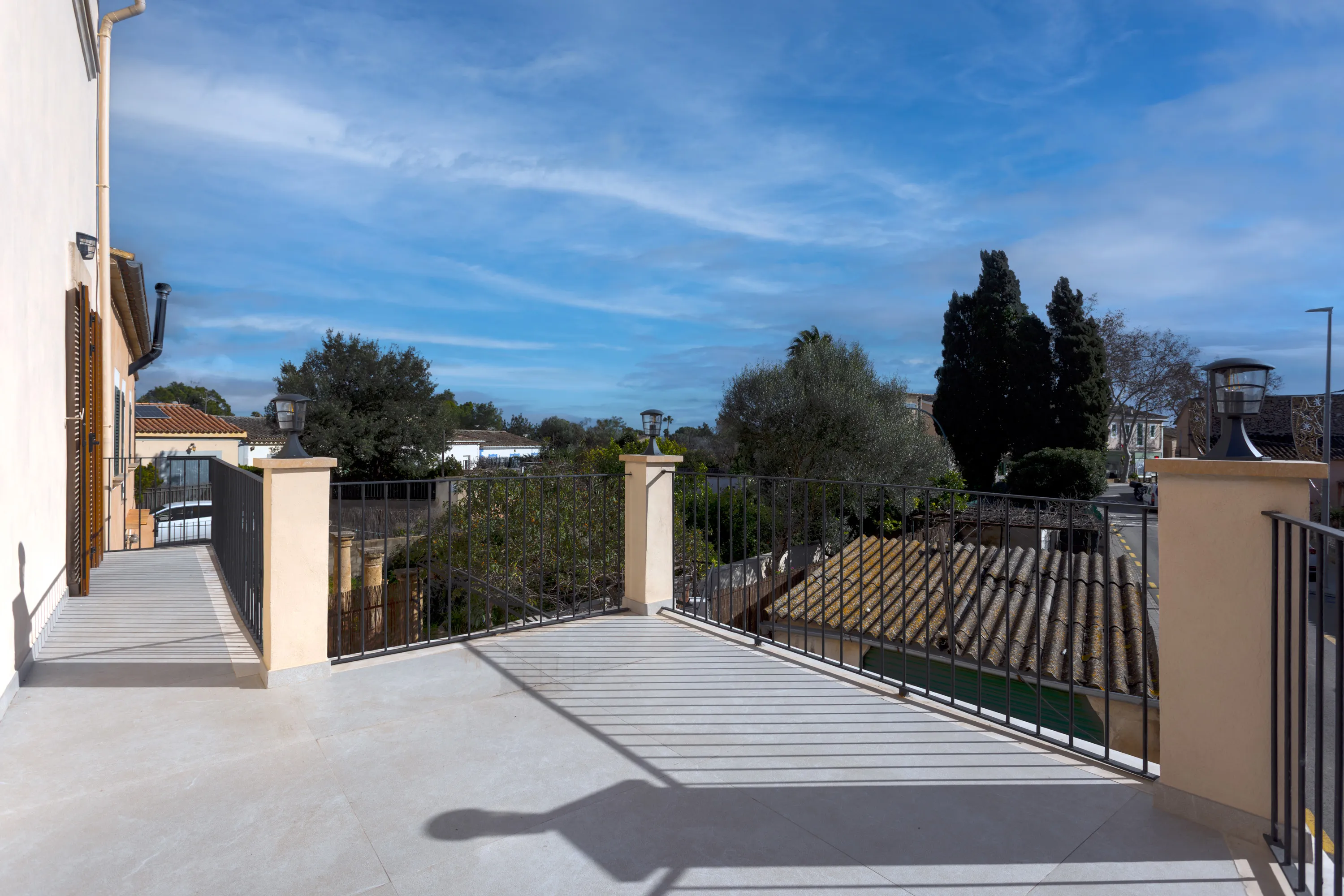 Spectaculair gerenoveerd huis met modern design en mediterrane charme-3