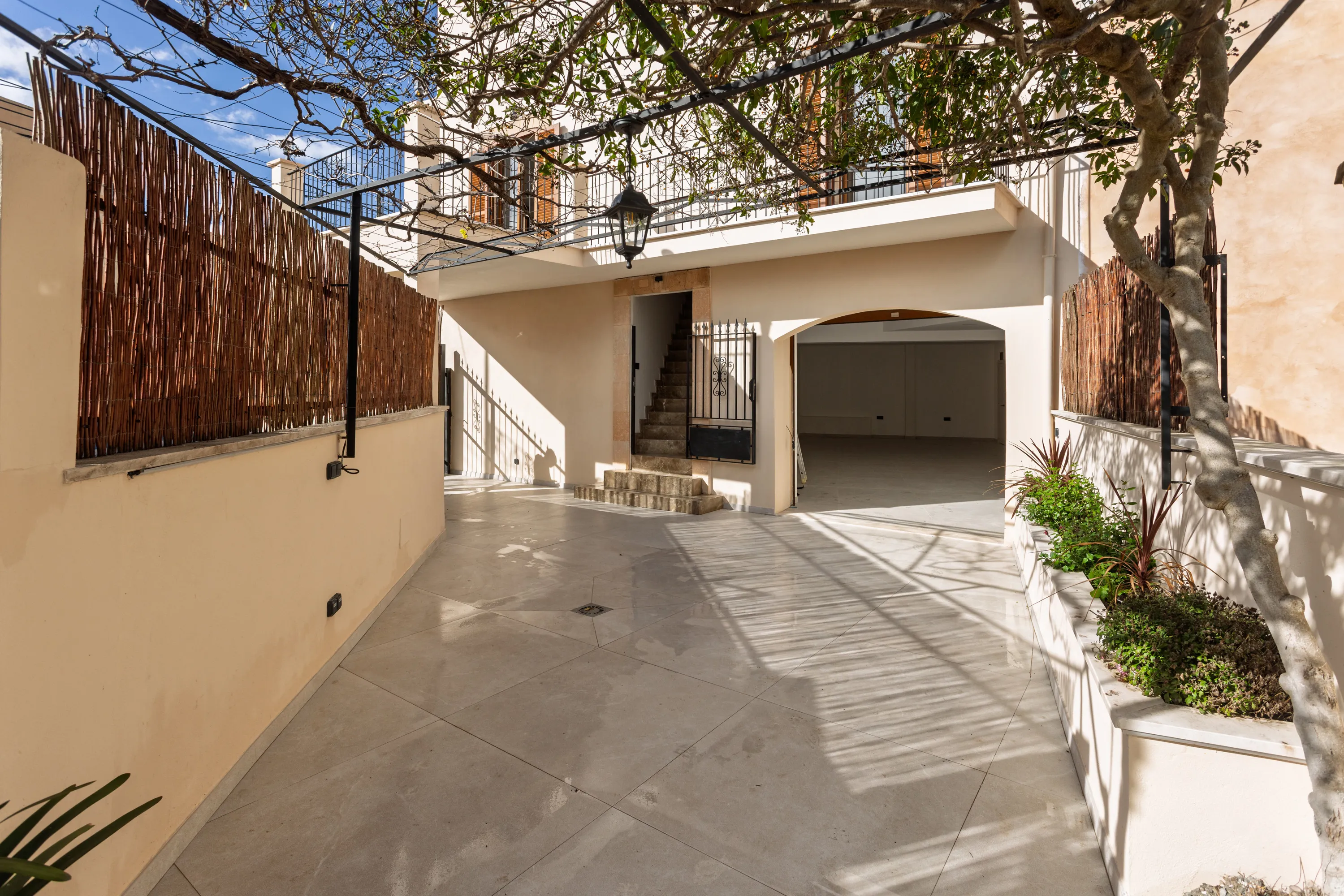 Espectacular casa reformada amb disseny modern i essència mediterrània-16