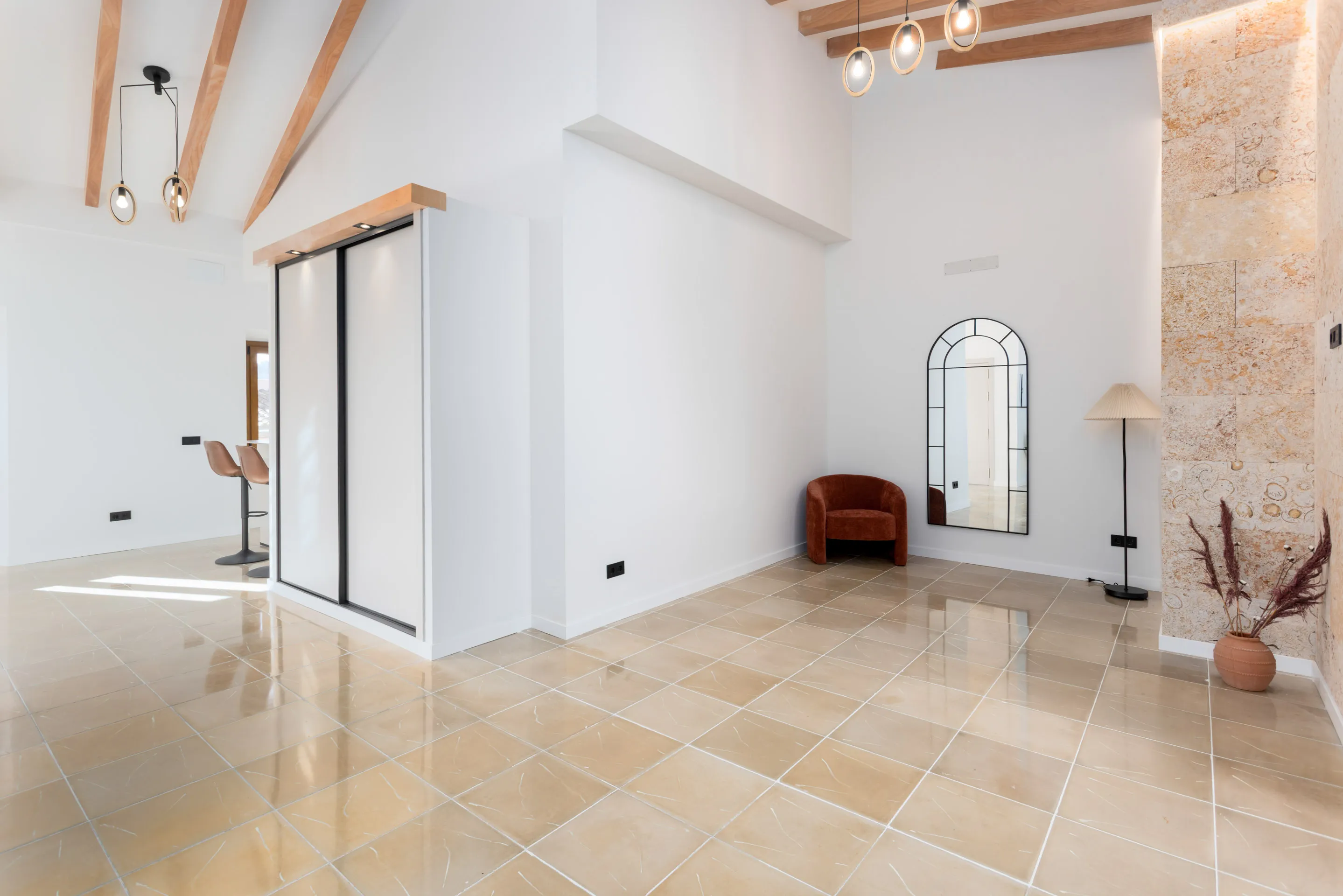 Espectacular casa reformada con diseño moderno y esencia mediterránea-6