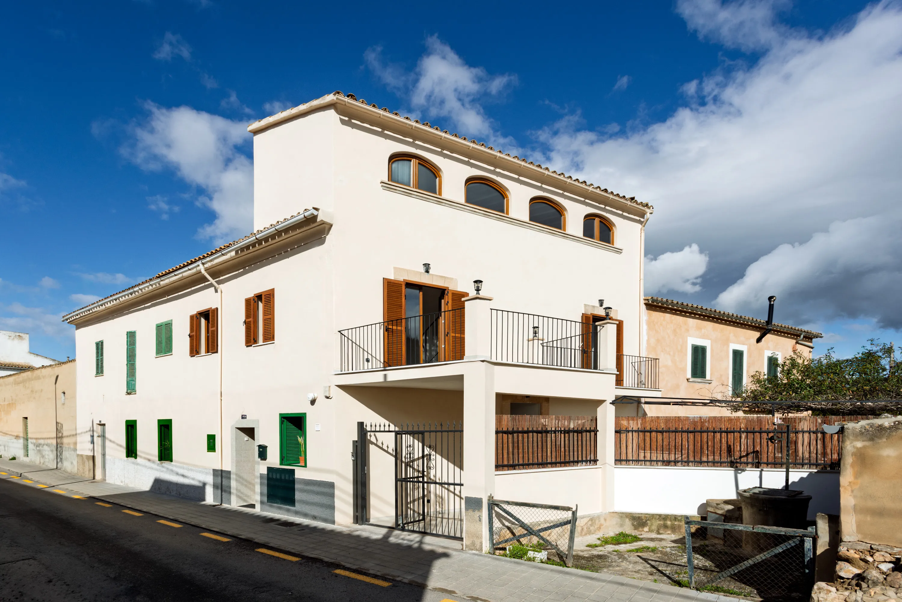 Espectacular casa reformada amb disseny modern i essència mediterrània-18