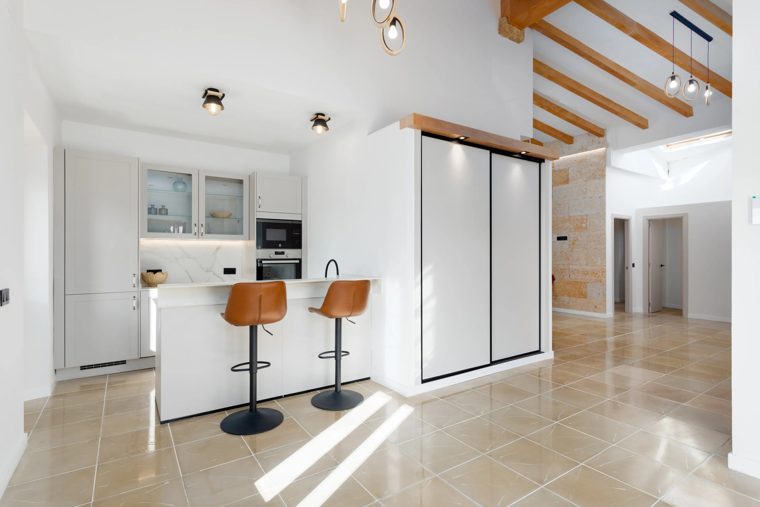 Espectacular casa reformada con diseño moderno y esencia mediterránea-1