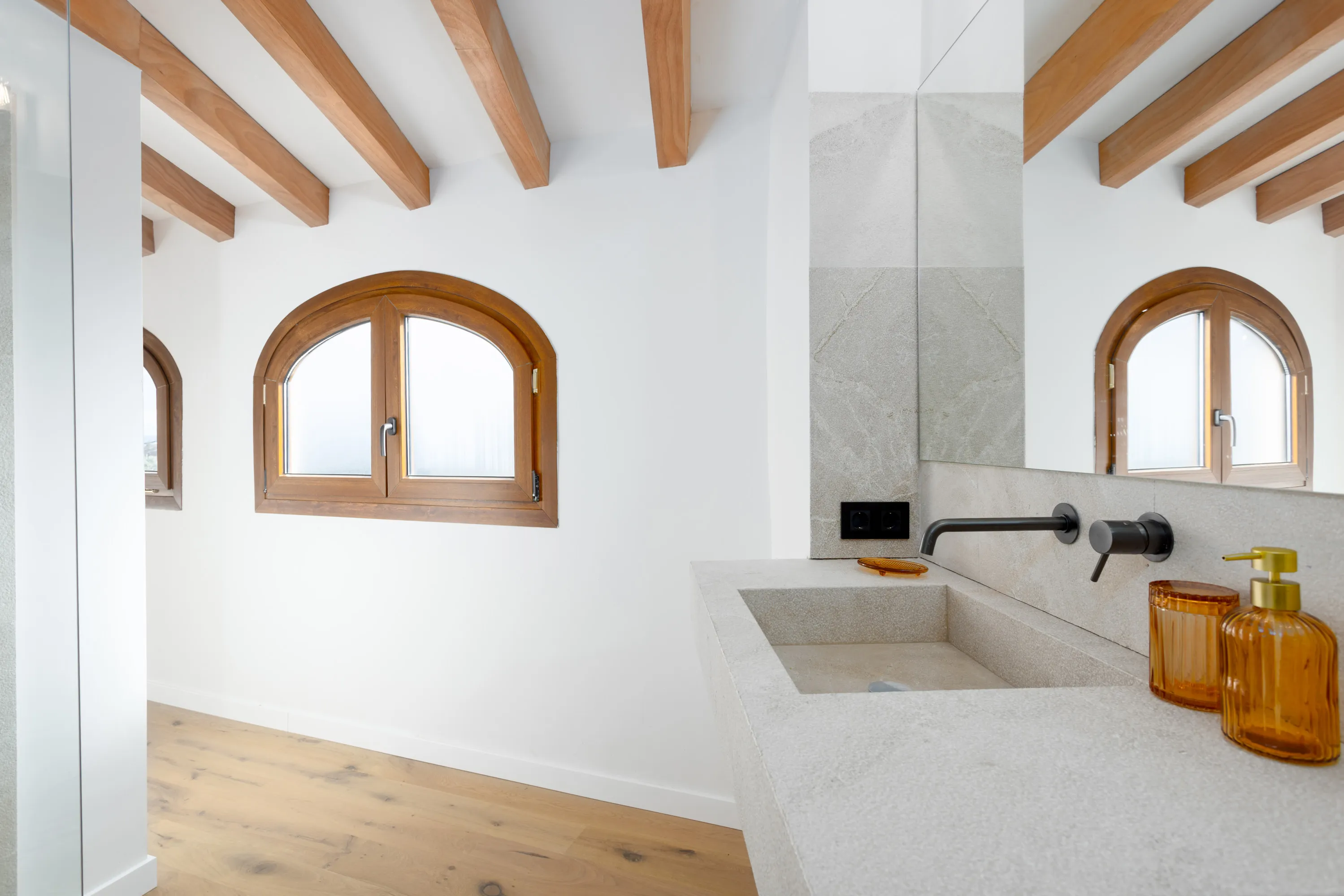 Spectaculair gerenoveerd huis met modern design en mediterrane charme-12