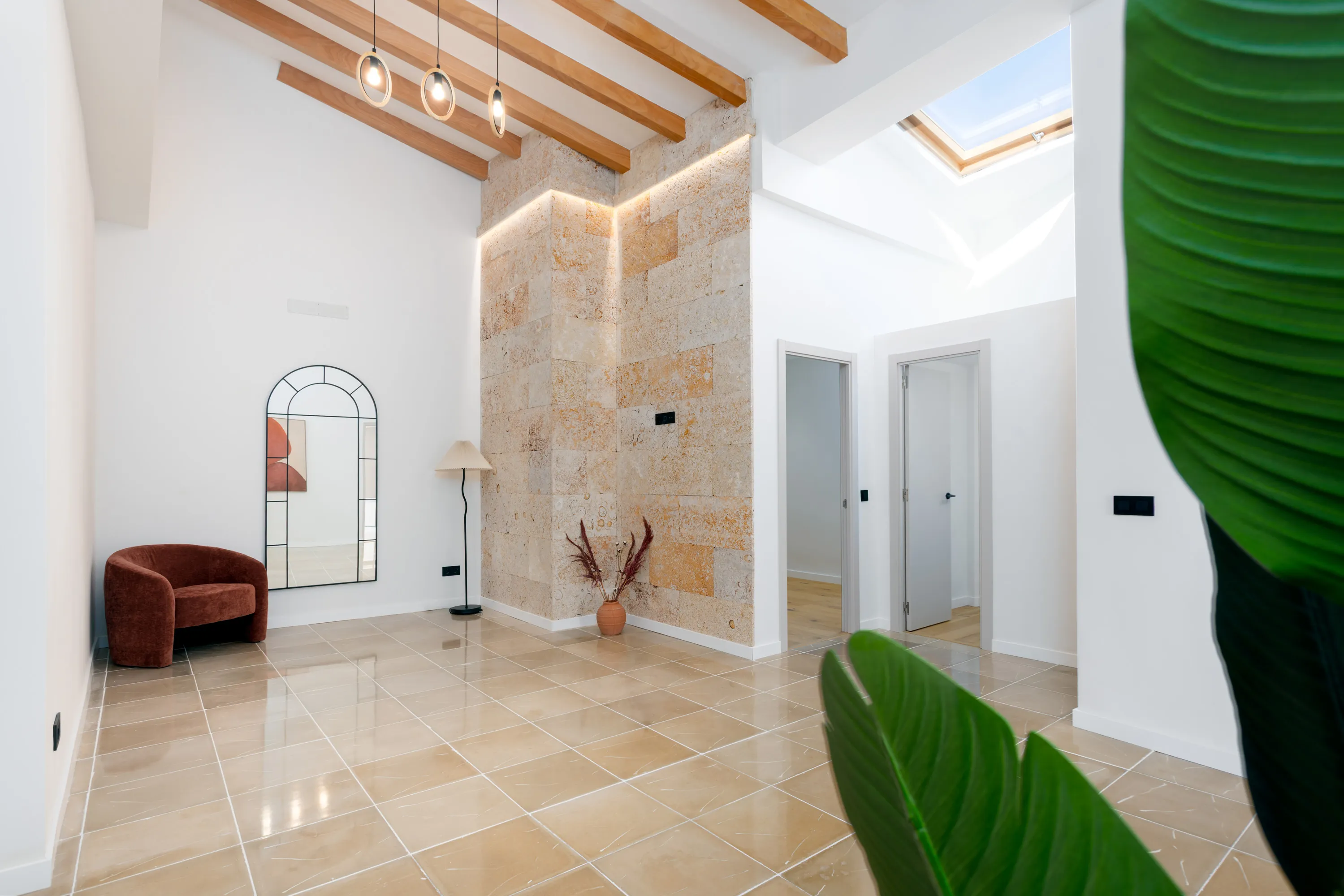 Spectaculair gerenoveerd huis met modern design en mediterrane charme-2