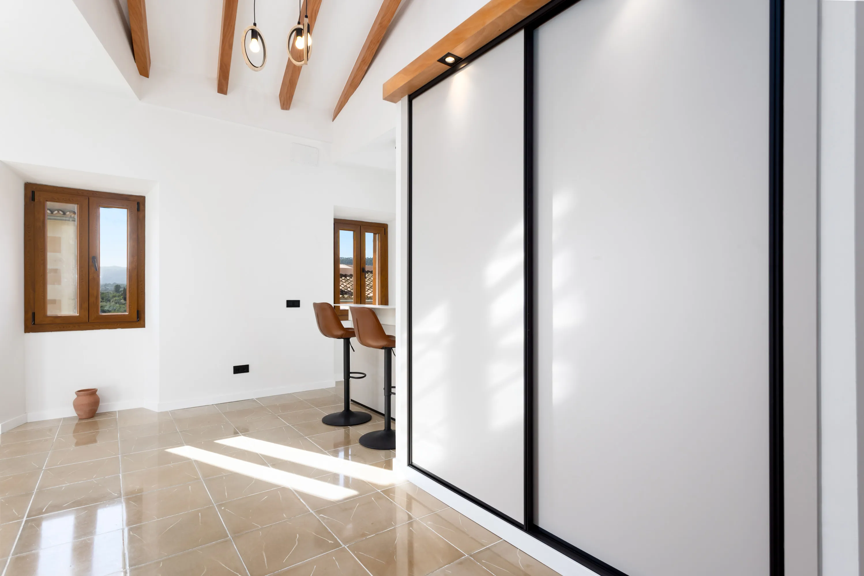 Espectacular casa reformada con diseño moderno y esencia mediterránea-5