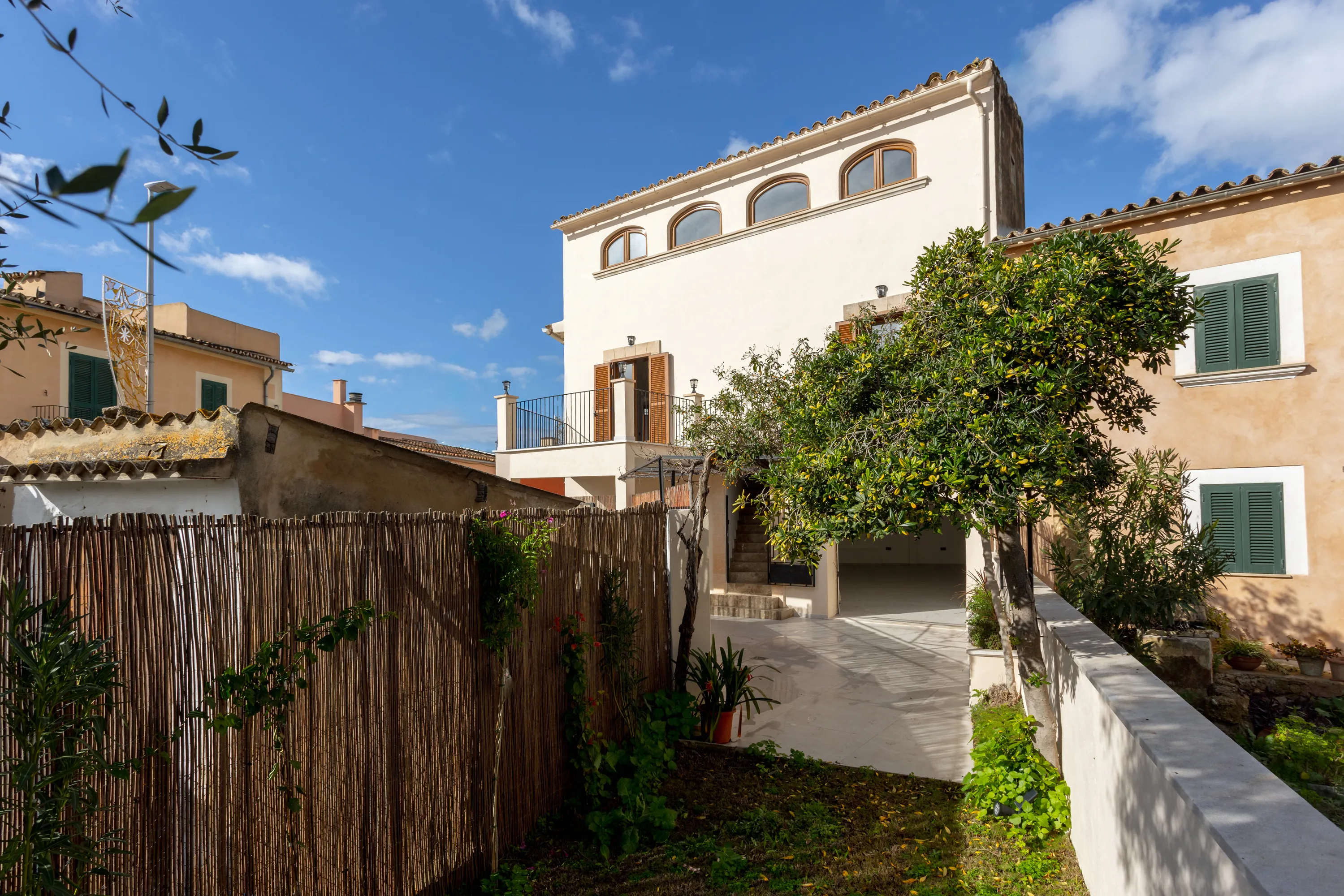 Espectacular casa reformada amb disseny modern i essència mediterrània-17