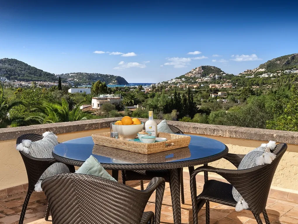 Charming country house with harbour views-3