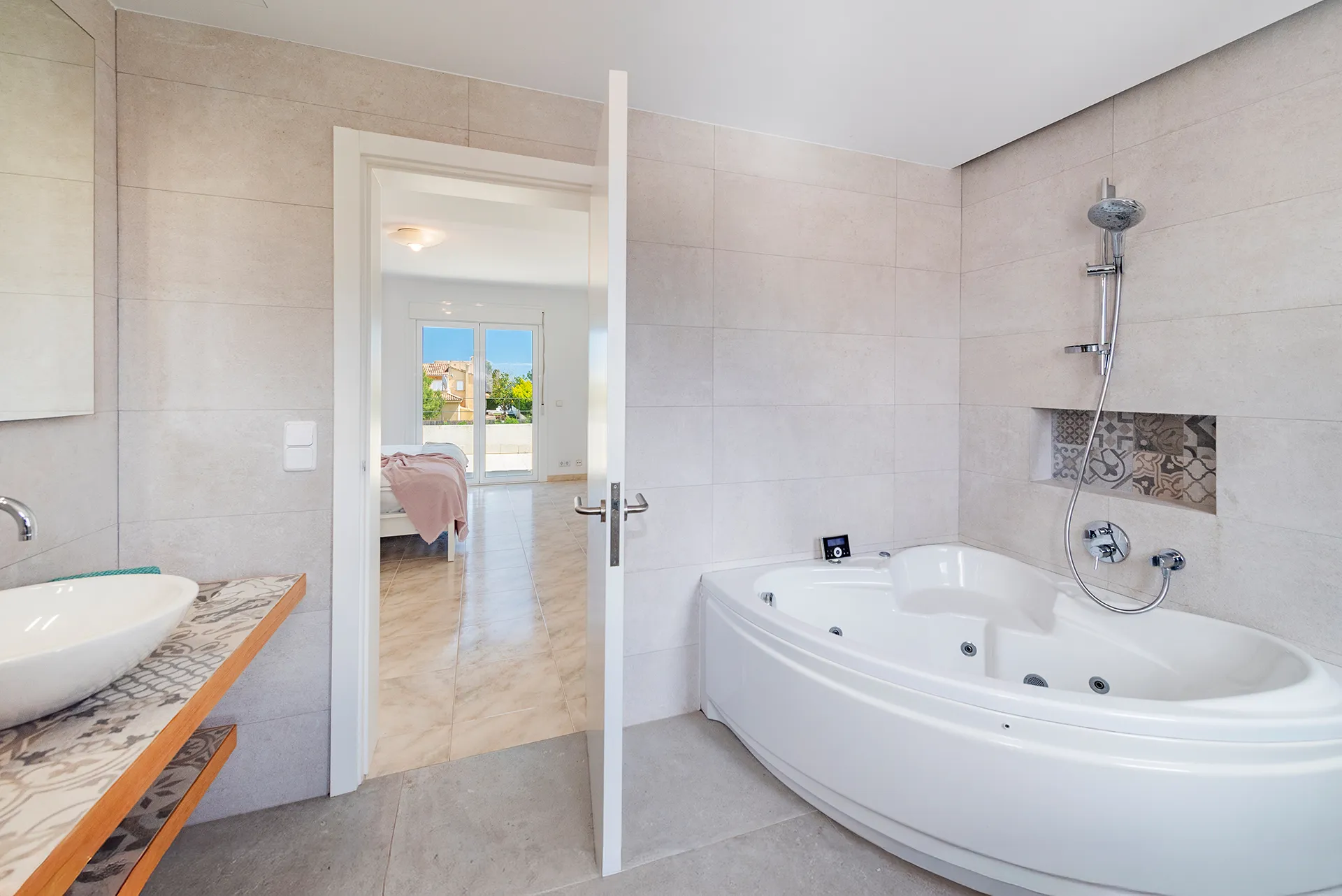 Solig villa med pool och semesteruthyrningslicens i lugnt bostadsområde, Puerto Pollensa-15