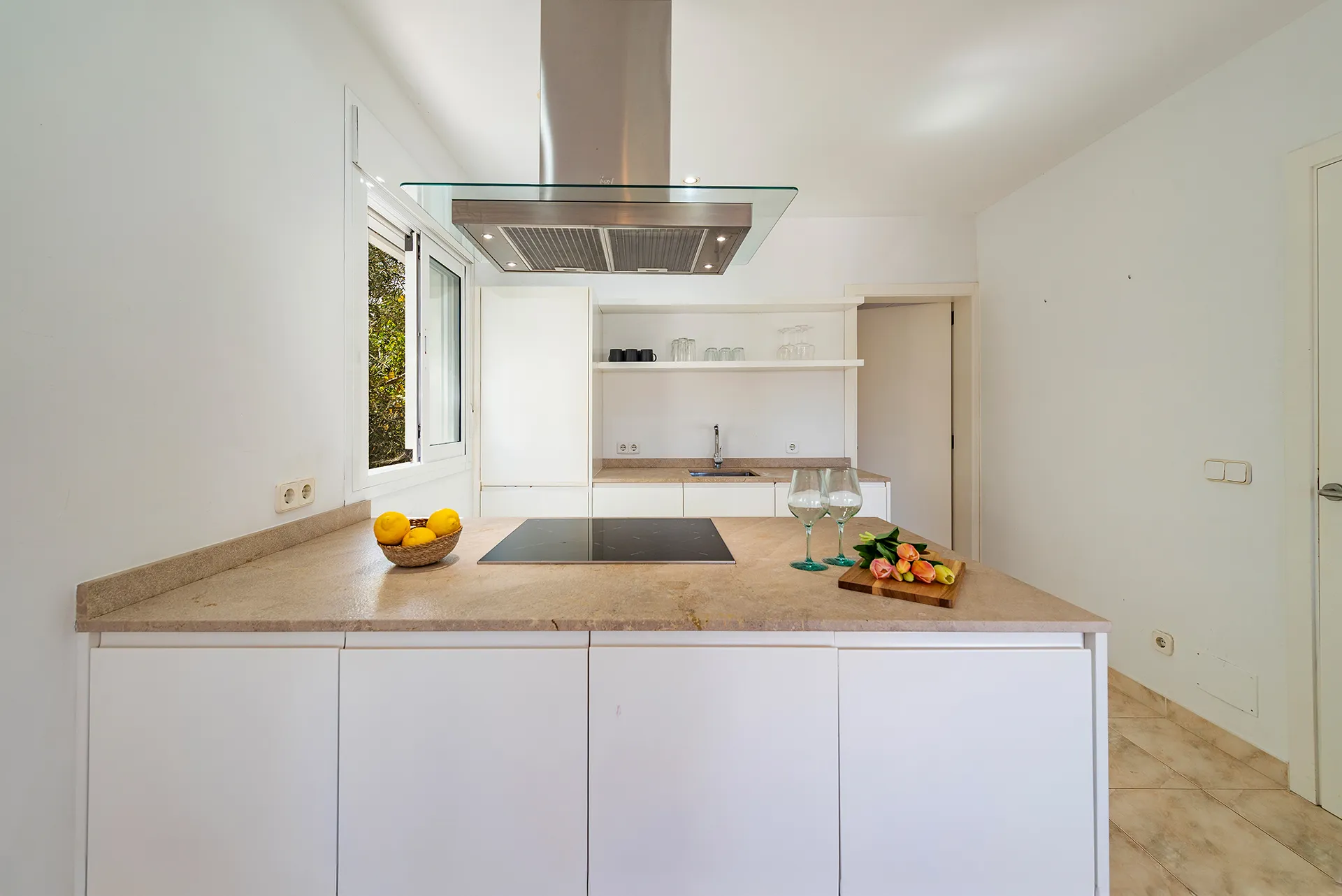 Solig villa med pool och semesteruthyrningslicens i lugnt bostadsområde, Puerto Pollensa-9