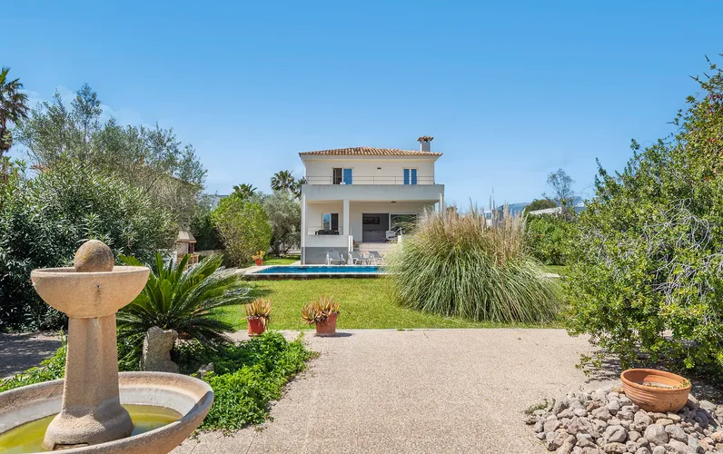 Solig villa med pool och semesteruthyrningslicens i lugnt bostadsområde, Puerto Pollensa